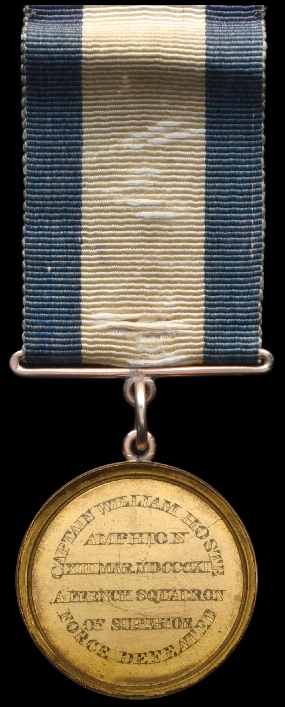 Médaille militaire navale dorée gravée au nom d'un capitaine, ruban bleu blanc, décoration de collection