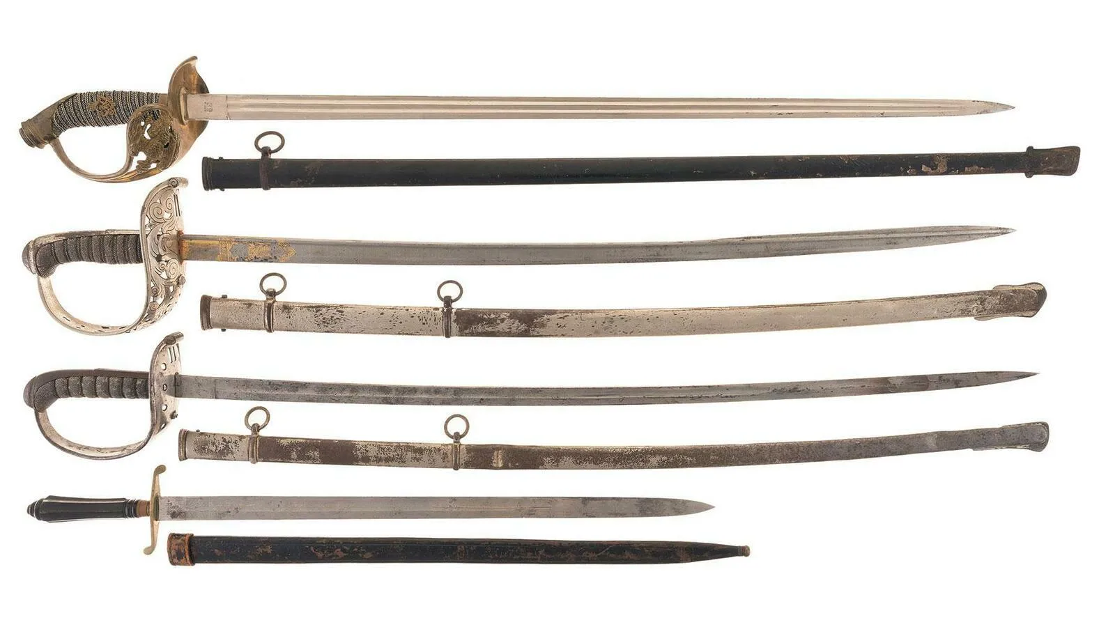 Lot de sabres et épées militaires anciens avec fourreaux, armes de collection et militaria