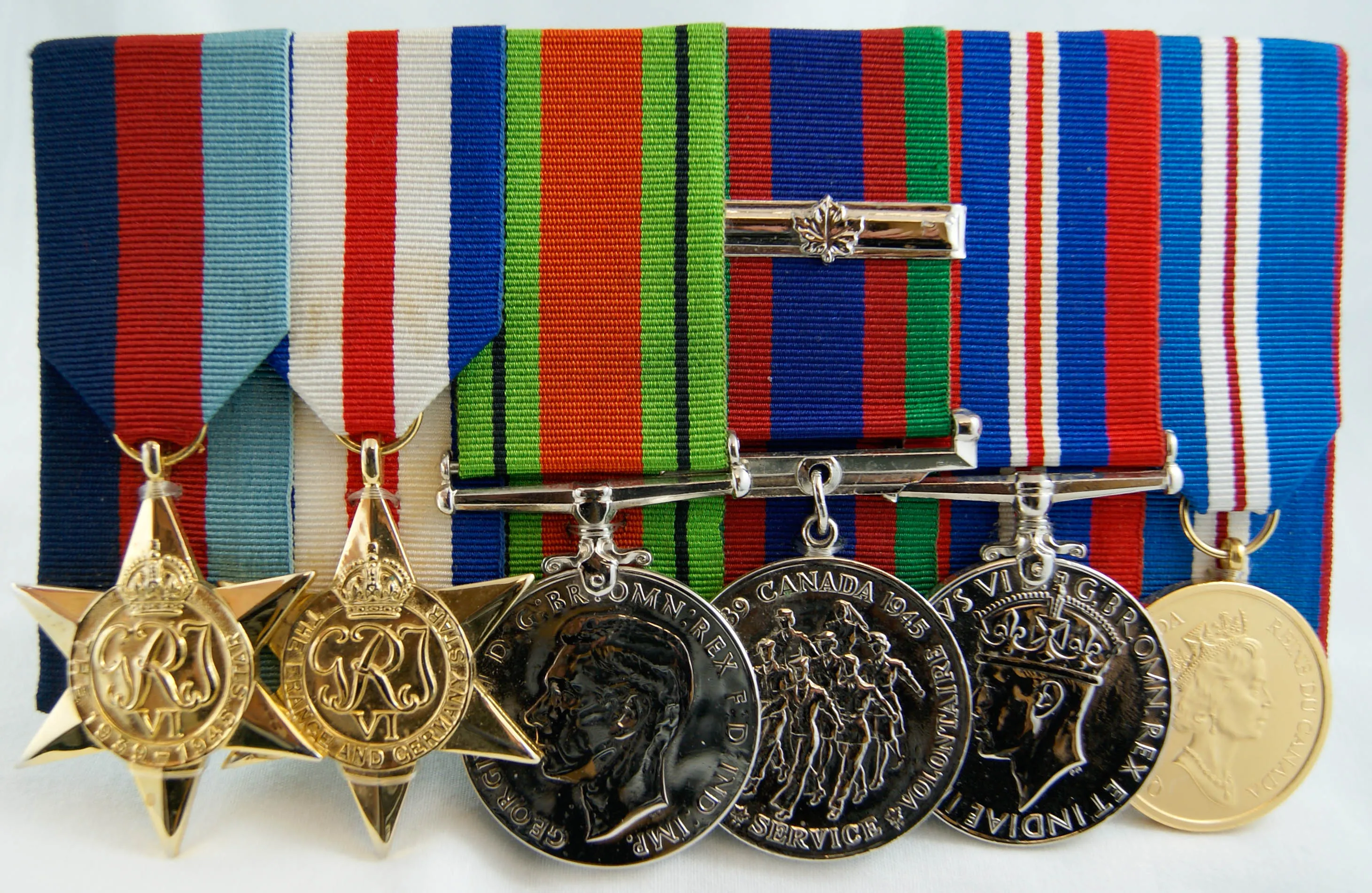 Groupe de médailles militaires canadiennes de la Deuxième Guerre mondiale avec rubans, souvenir militaire de collection