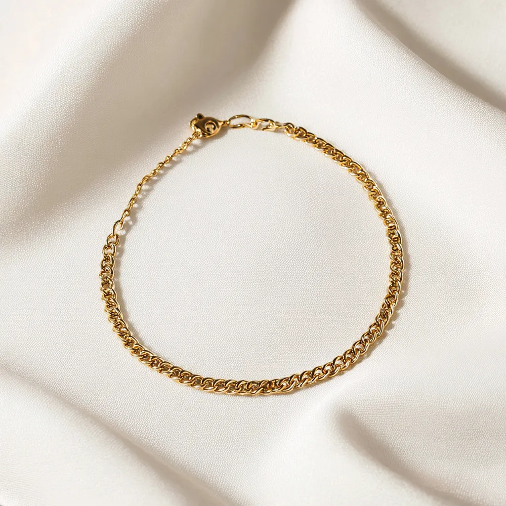 Bracelet fin en or jaune à maillons gourmette avec fermoir mousqueton, bijou en or