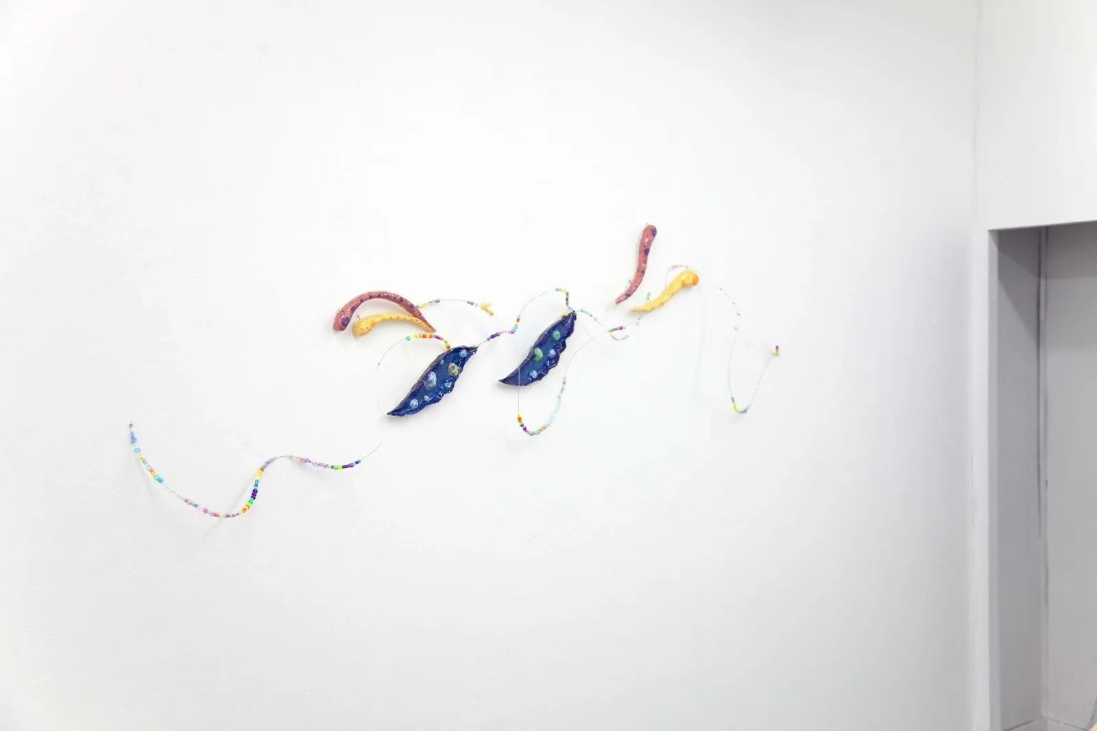 Lulu Luyao Chang, Polyatomic Ion, glazed earthenware installation addressing Chinese social construct, little knots in my hair solo exhibition, gallery 456.