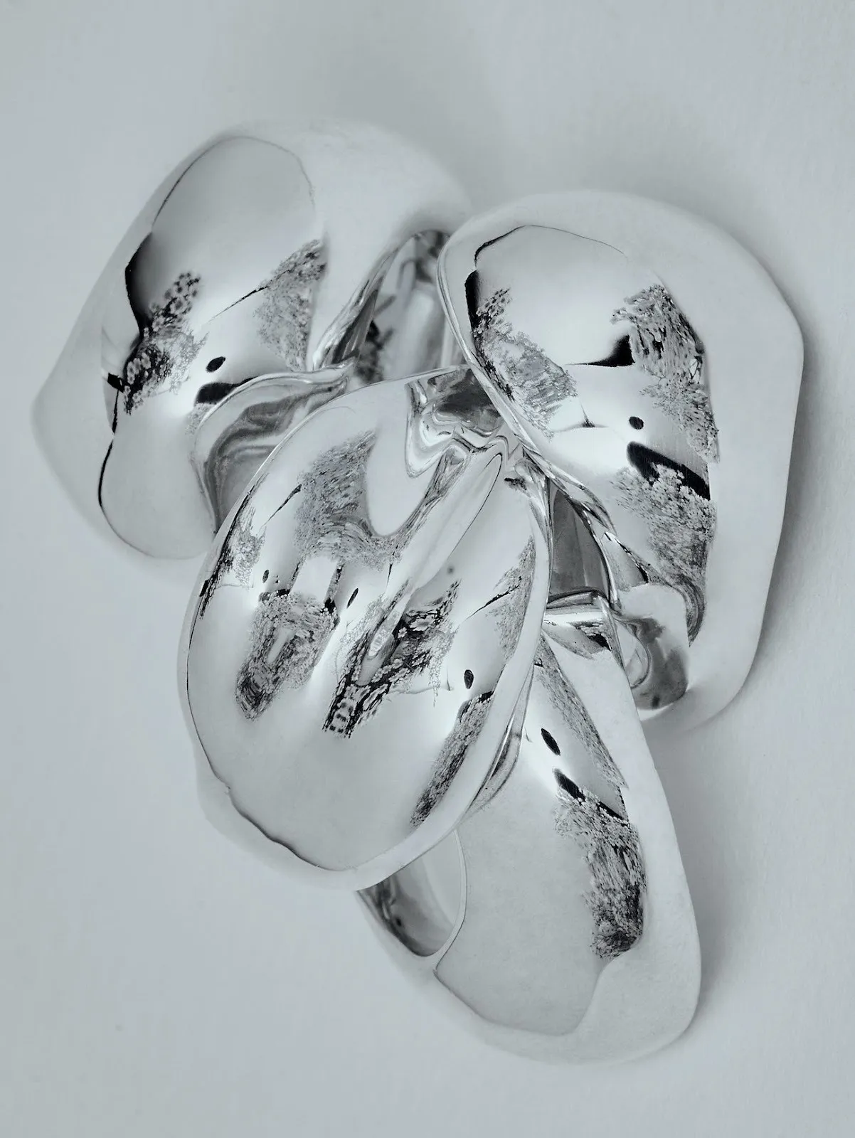 Silver reflexive knot-shaped jewelry design by Korean designer, Aeri Go.