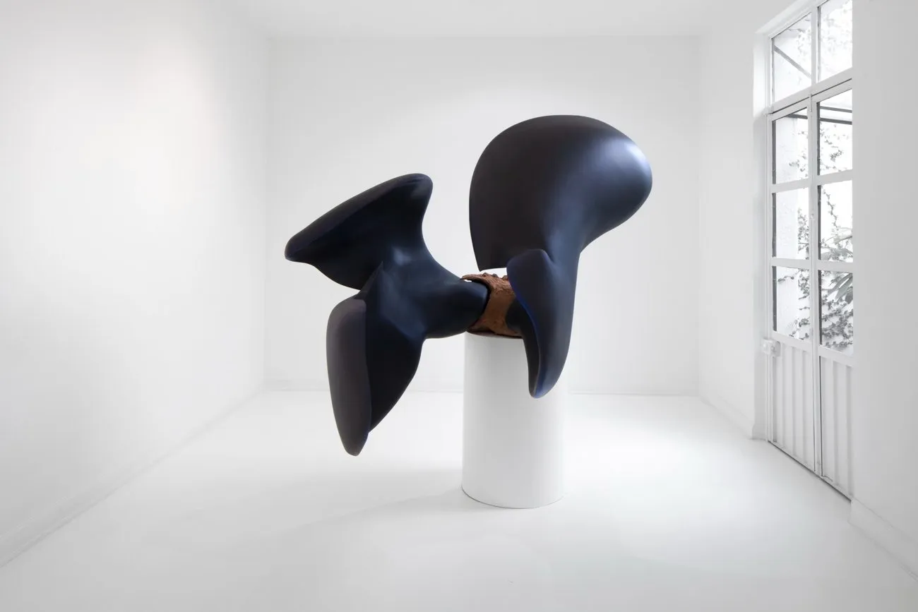Large organically shaped dark sculpture, tuneladora, Teresa Solar Abboud, Tu sombra sustituida installation view at Travesía Cuatro, CDMX, México.