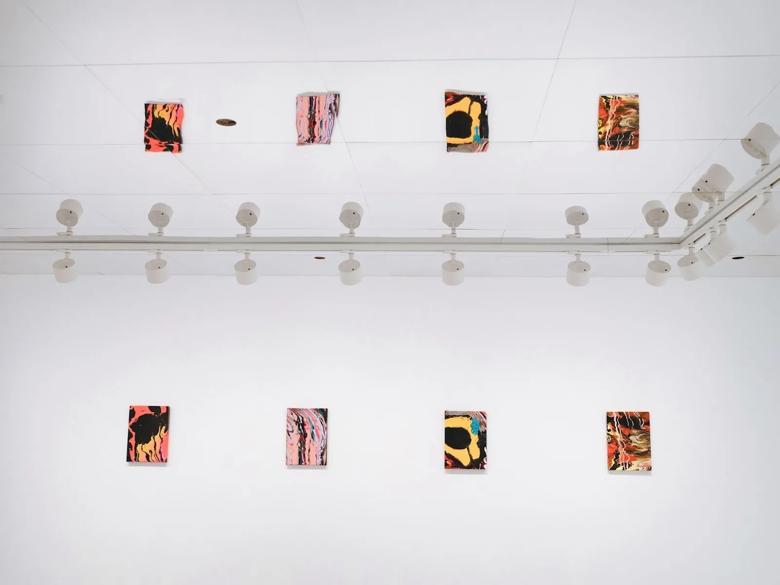 Day zer0 by yukimasa ida at villepin, solo exhibition, four paintings evenly installed on the wall of hong kong white cube gallery, mirrored ceiling reflects the paintings.