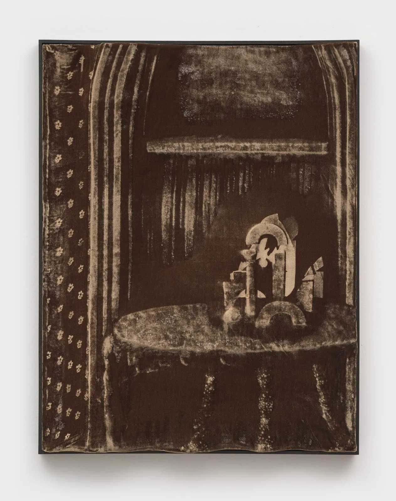 Vertical dark brown painting-like work. The surface is made of stretched velvet, creating deep shadows and shimmery highlights. The work depicts the interior of a hall-like arched structure. The foreground depicts smaller abstract objects.