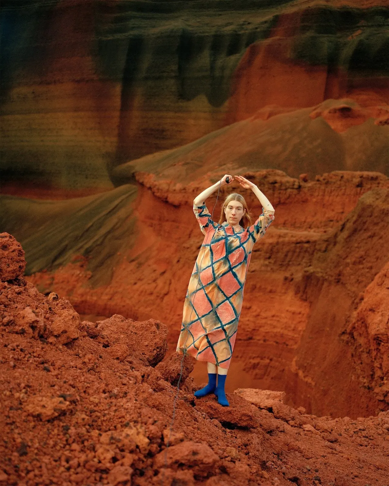 Emma Sarpaniemi, An Attempt to Become a Mountain II (2024). Archival pigment print on dibond. Ed. 1/5 + 2 AP. 125 cm x 100 cm. Courtesy of the artist and Helsinki Contemporary.