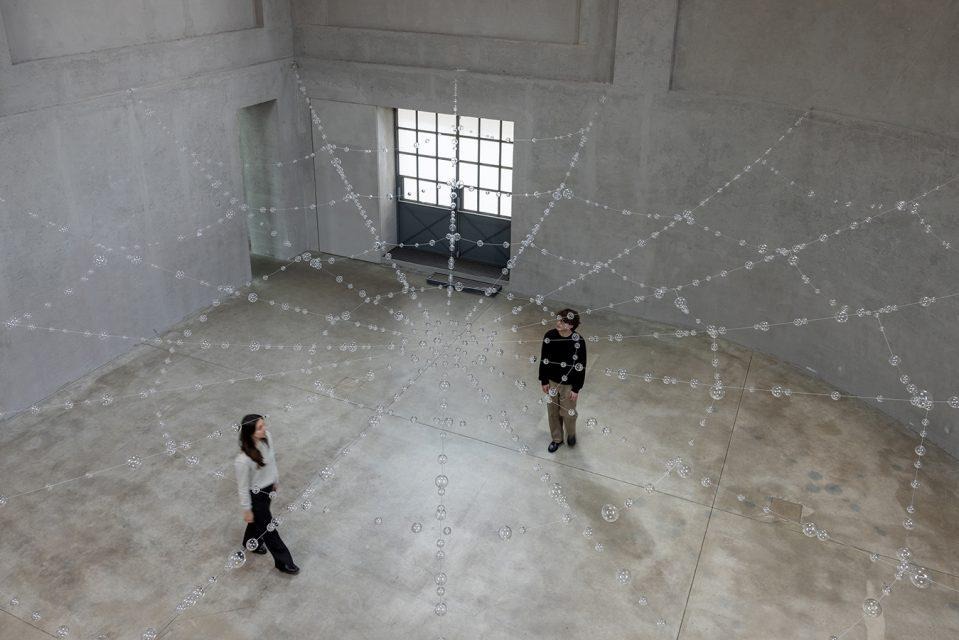 Immagine che contiene muro, interno, persona, pavimentoIl contenuto generato dall'IA potrebbe non essere corretto.
