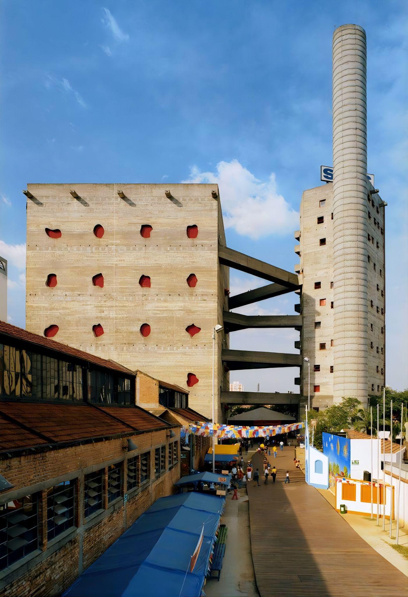 Sports Complex and wooden deck over the channeled and covered Águas Pretas stream, SESC Pompéia (1976-1986), São Paulo, year unknown.