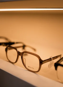 Вітрина з оправами в оптиці OPTIQUE — світові бренди окулярів