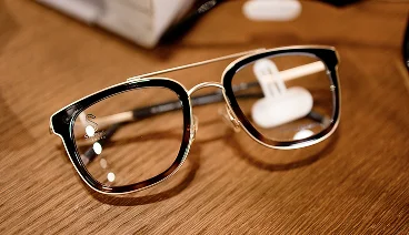 Окуляри для зору з металевою оправою — підбір окулярів в оптиці OPTIQUE Львів