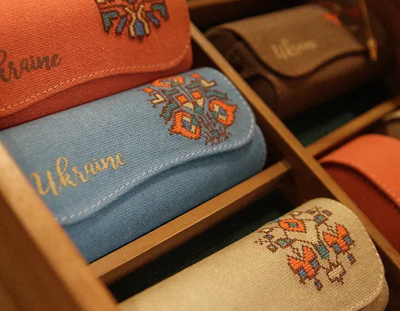 Авторські футляри для окулярів з українськими орнаментами від OPTIQUE