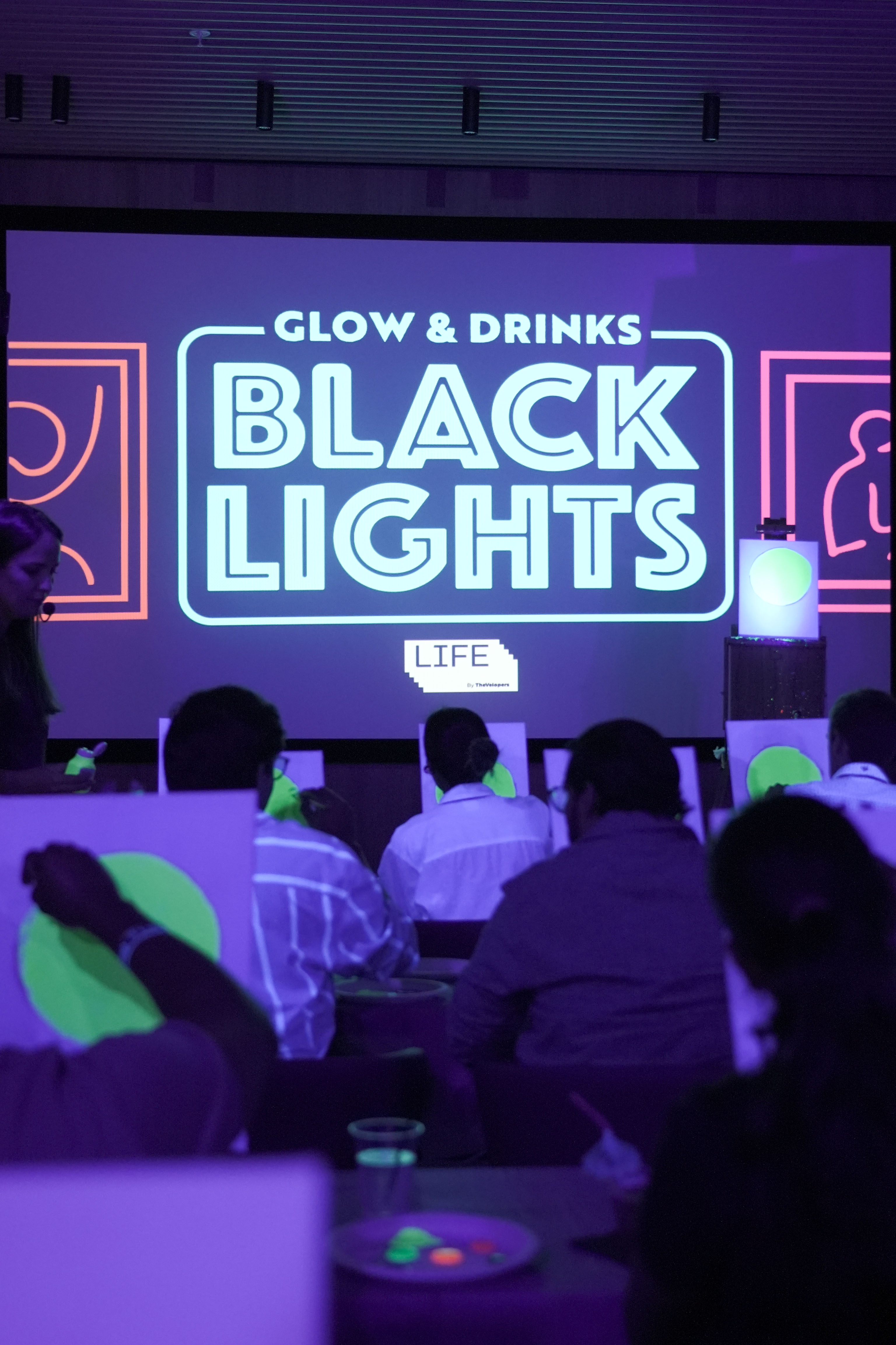 BLACKLIGHTS GLOW & DRINKS