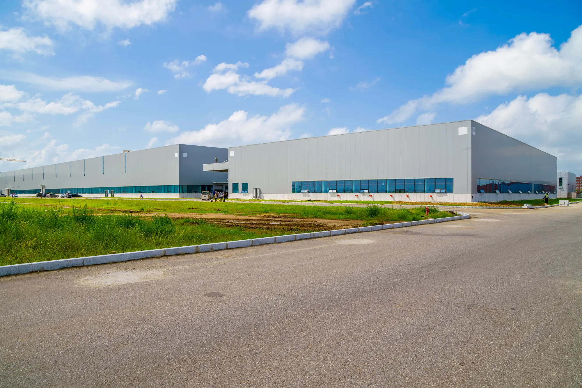 E-commerce warehouse with automated sorting and storage
