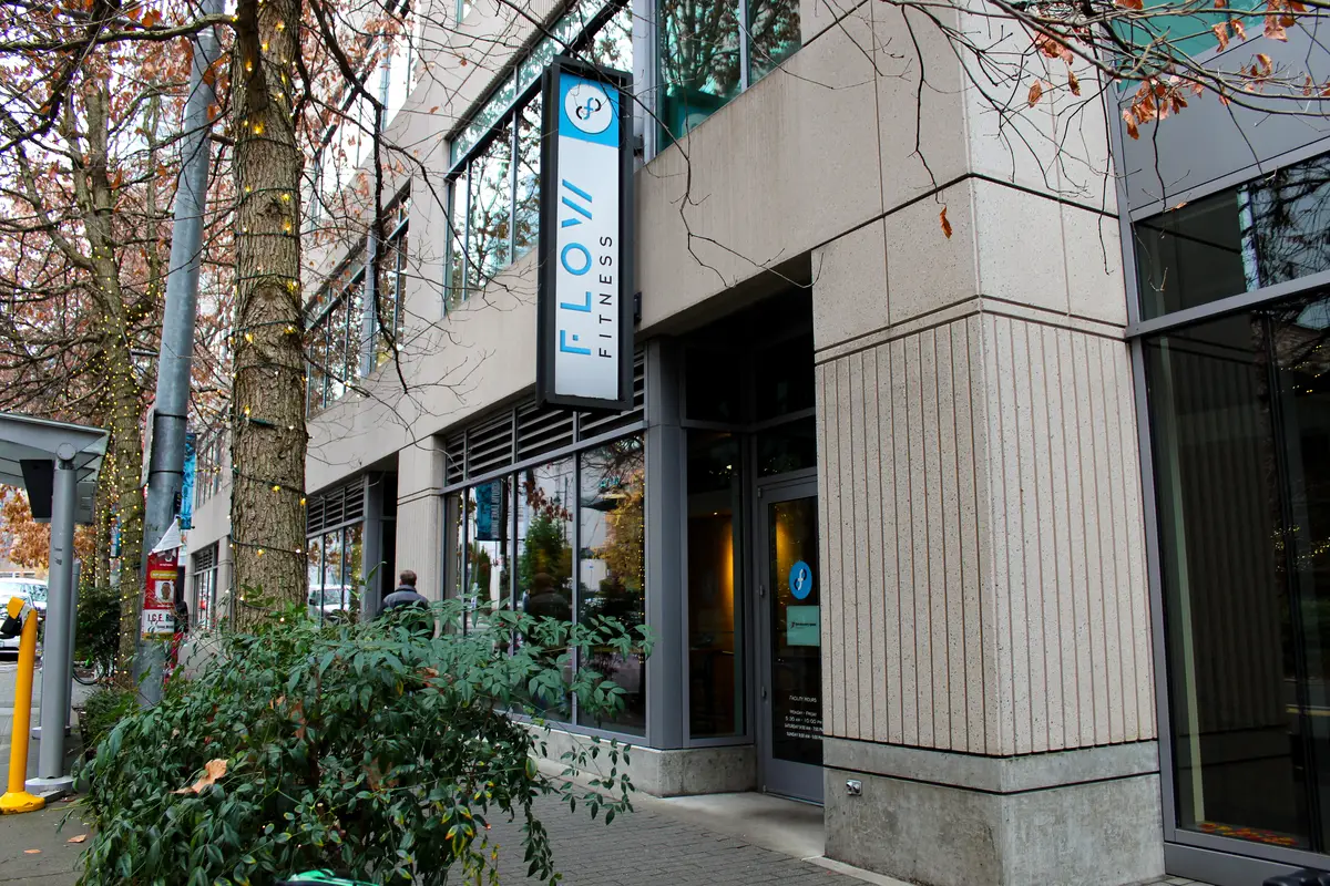 A gym with a sign that says "flow".