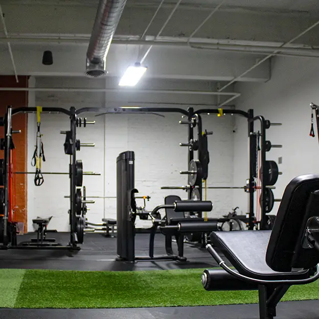 A gym with a bench and a black bench.