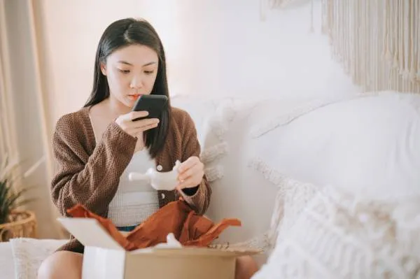 Customer taking photo on damage online purchase