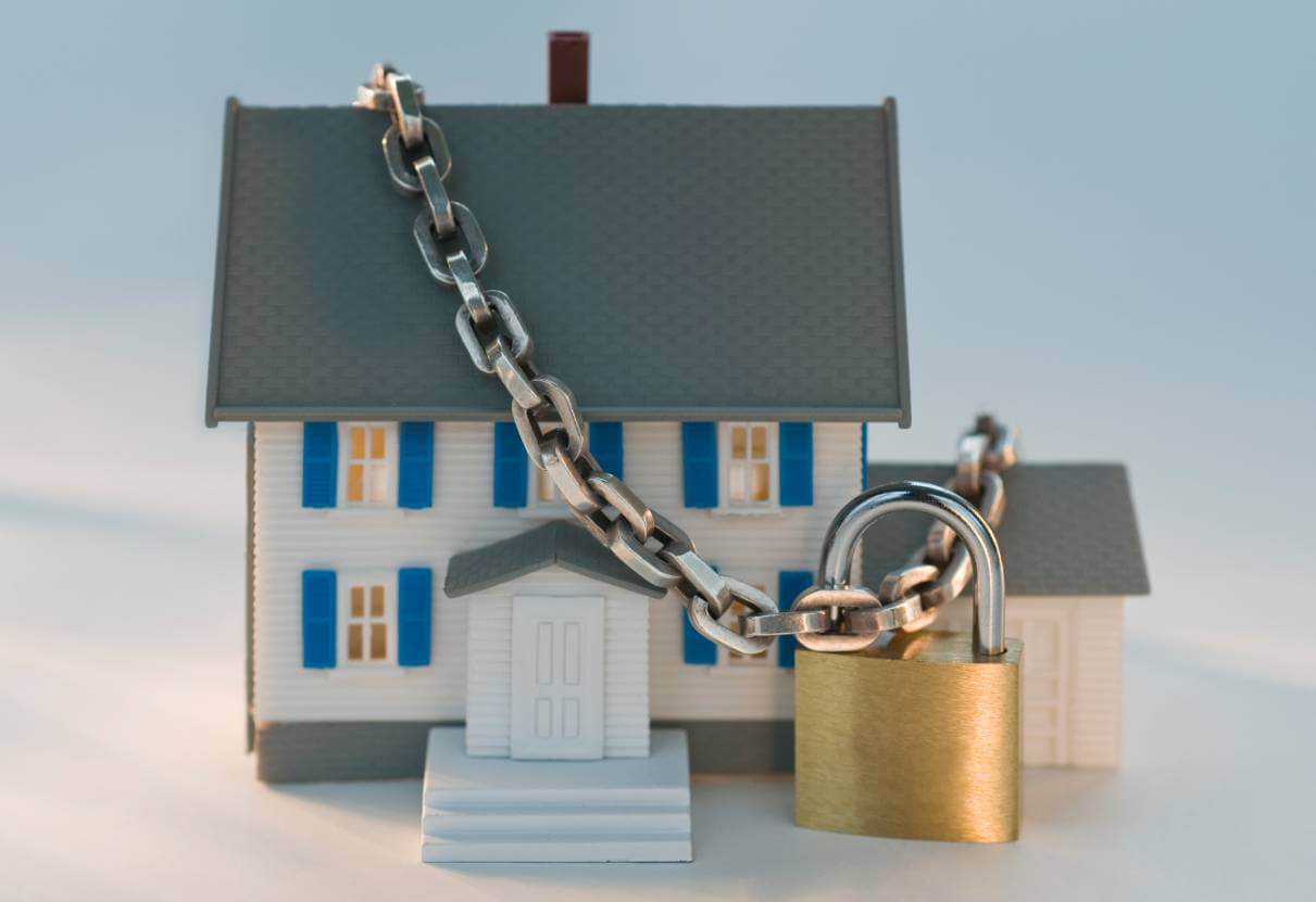 house in a chain and lock representing a home with a lien