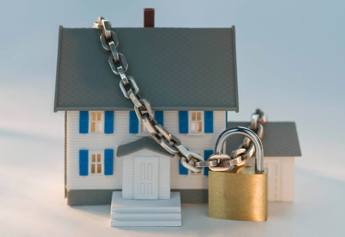 house in a chain and lock representing a home with a lien