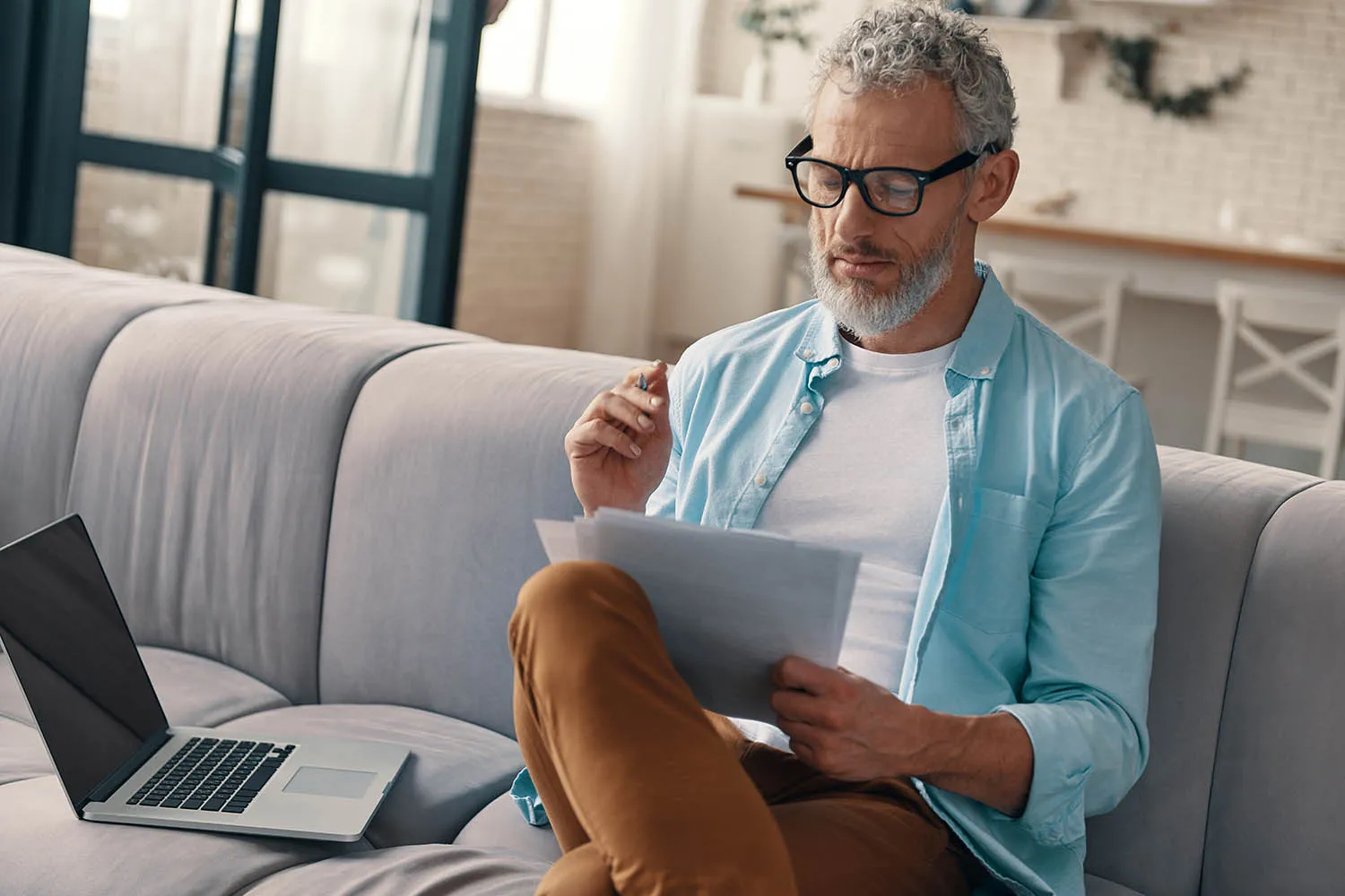 A confused man wondering what et al means on this deed that they are reading.