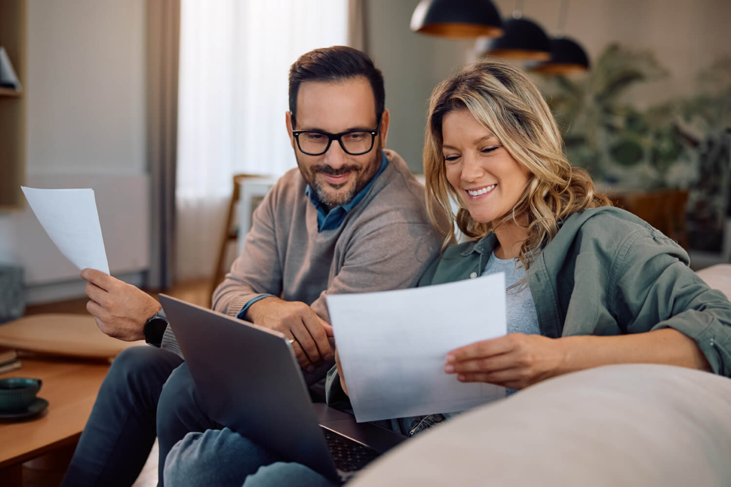 Una pareja revisa juntos un documento antes del matrimonio.