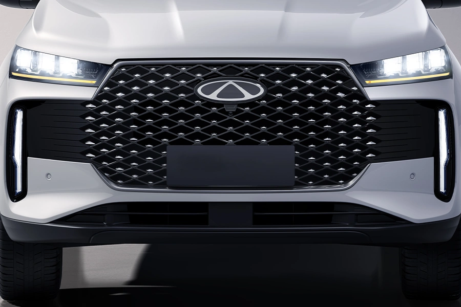 Chery Tiggo 4 Pro Max — faros LED y parrilla de patrón diamante