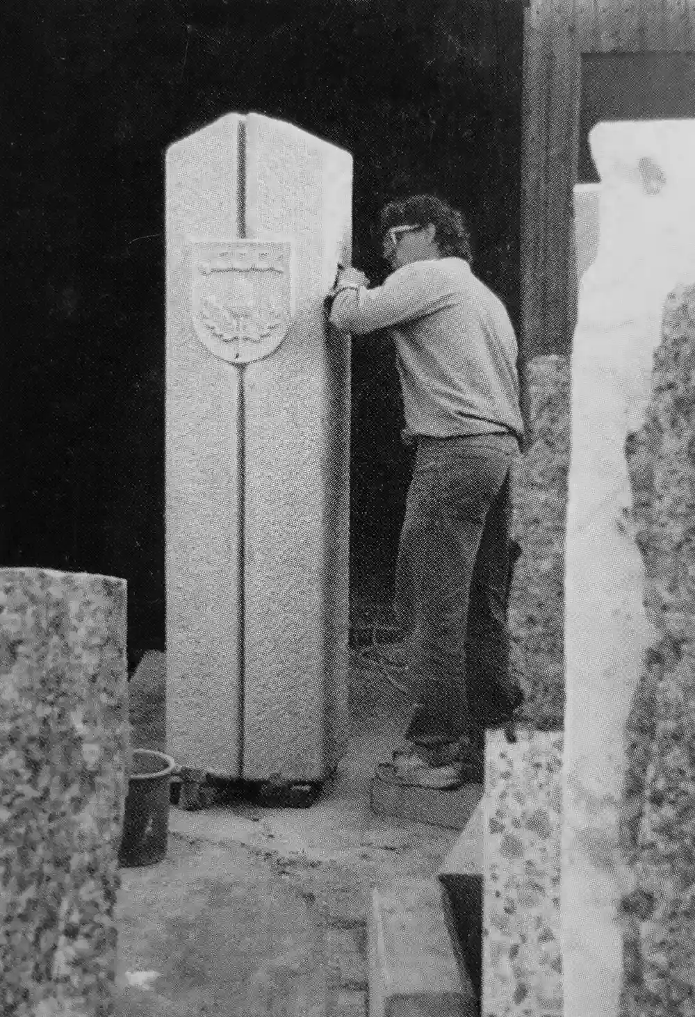 Hermann Naturstein Jürgen Hermann bei der Arbeit.