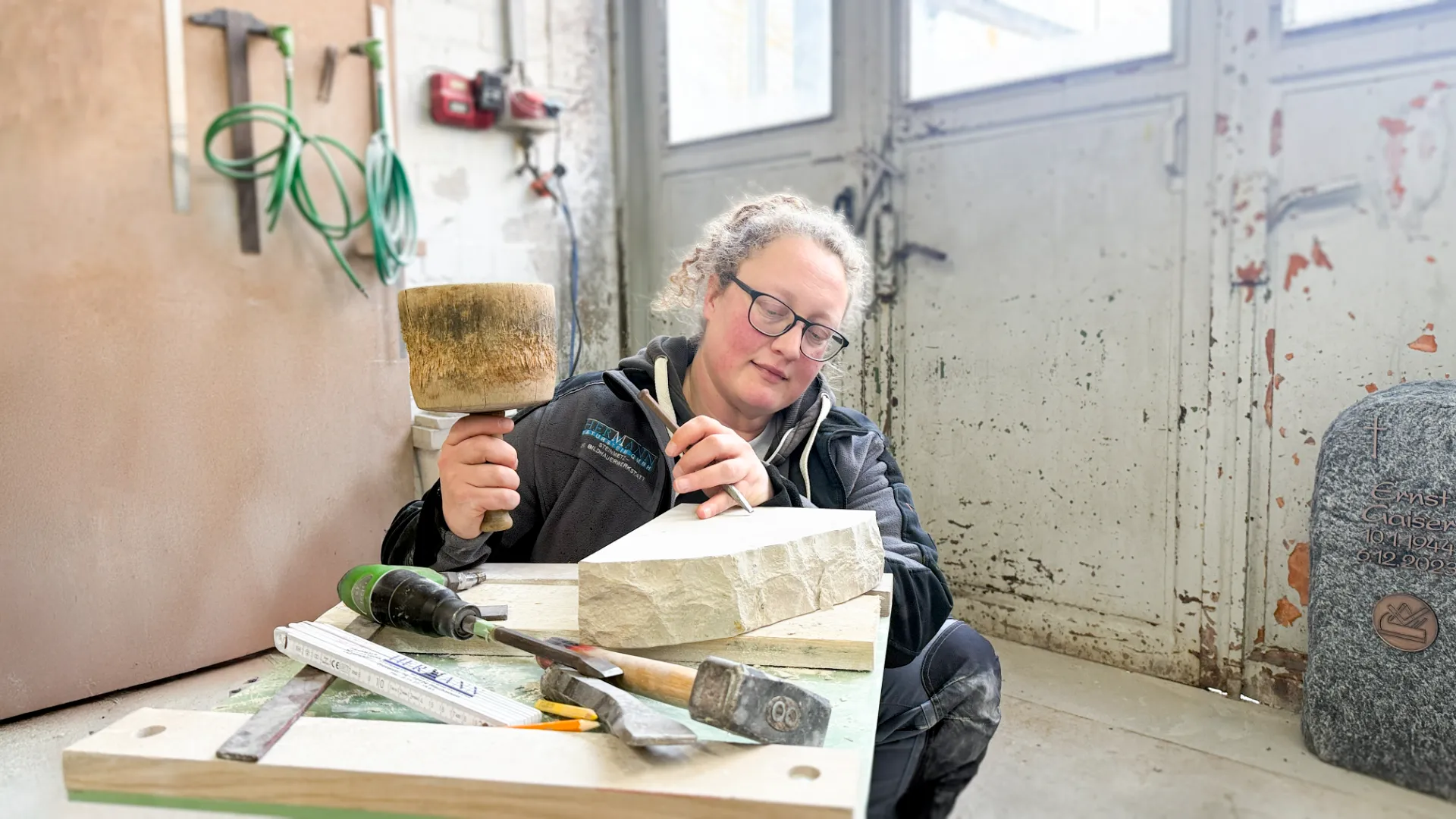 Linda Bauer, Steinmetz- und Bildhauermeisterin, zuständig für Grabsteine und Grabmale bei Hermann Naturstein, Arbeitsportrait in der Werkstatt