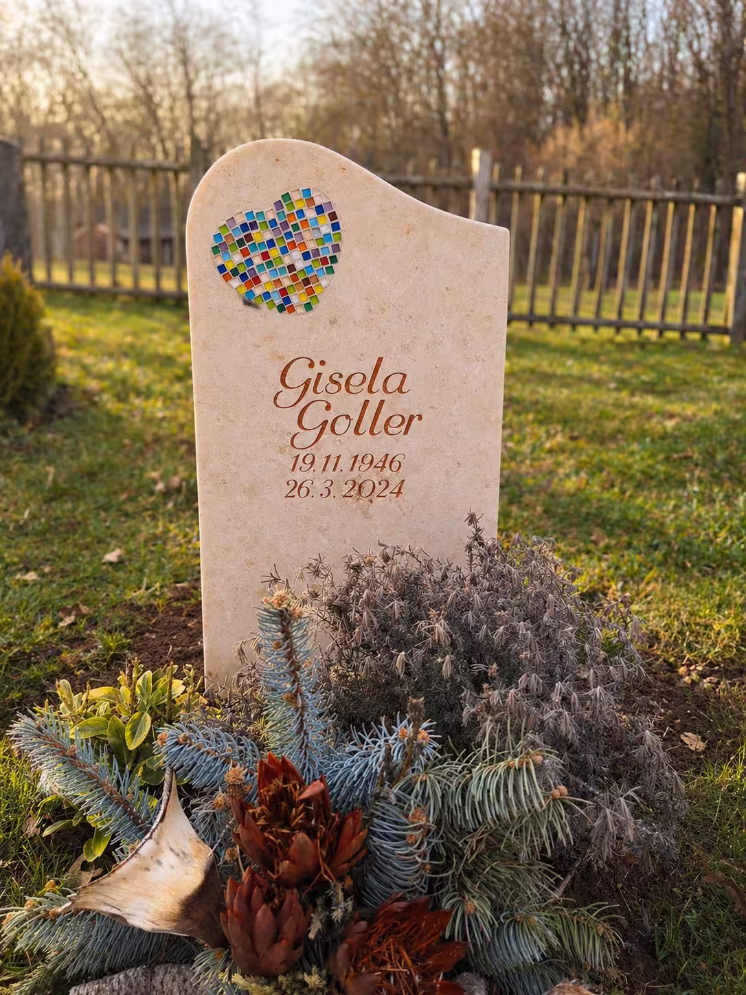 Lebensfroher Grabstein mit bunten Elementen auf einem Friedhof in Baden Württemberg