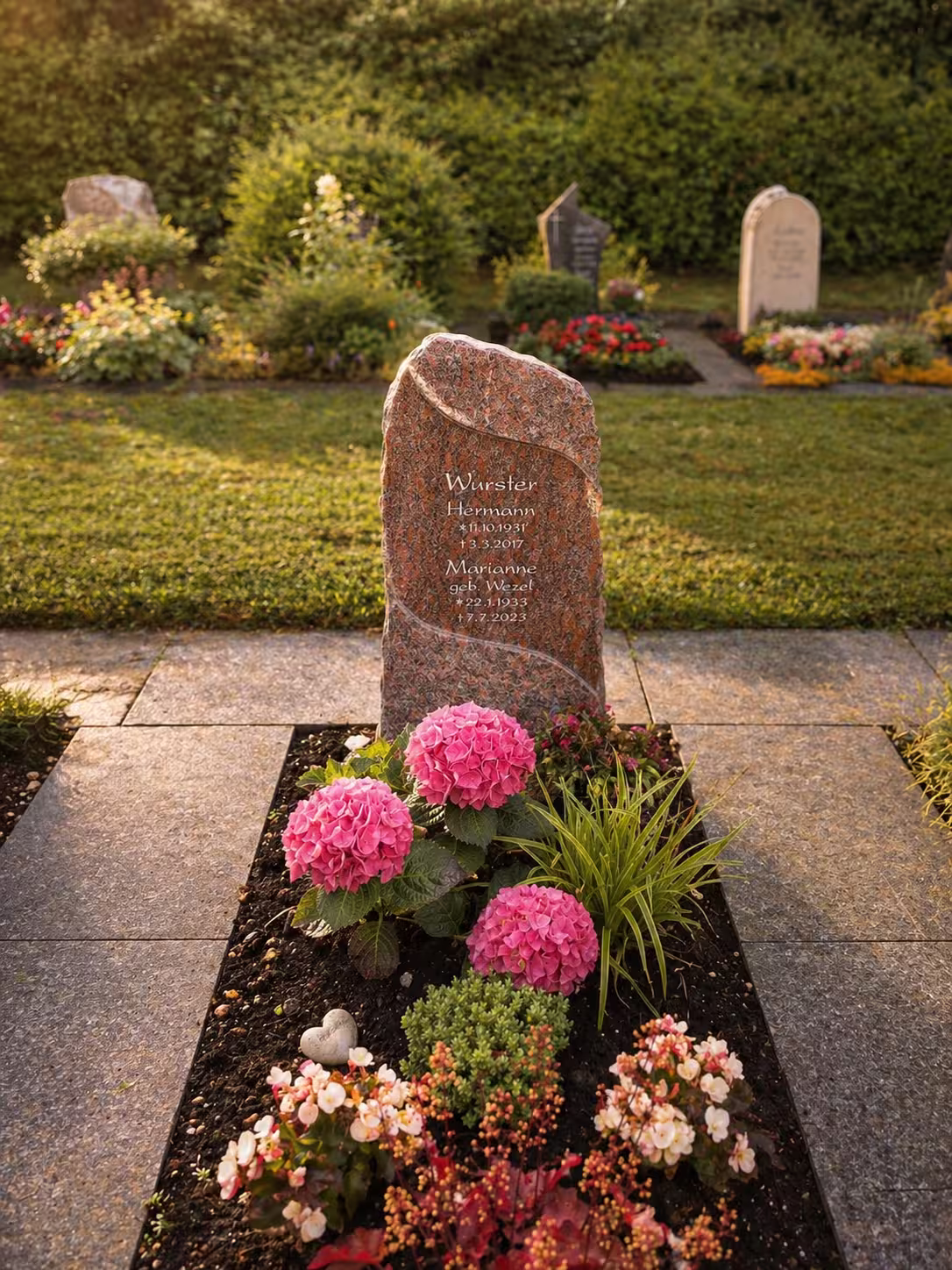Wunderschöner Grabstein mit zwei unterscheidlichen Oberflächen Bearbeitungen auf einem Friedhof in der Region Reutlingen