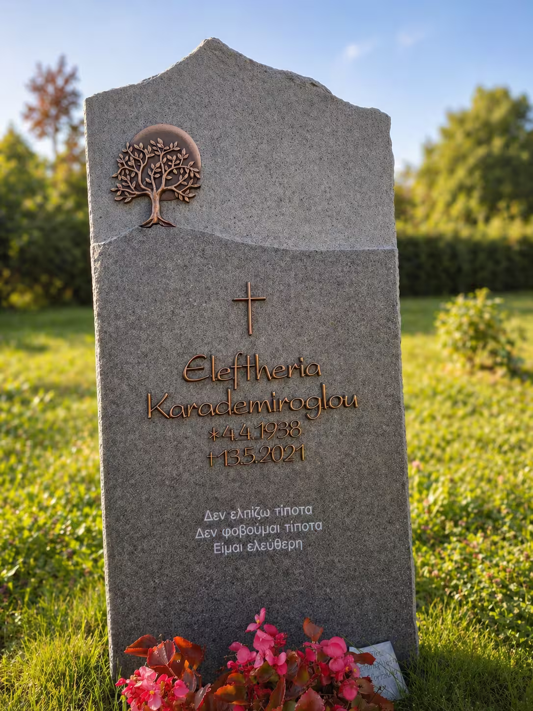 Grabstein mit einem schönen Baum in Bronzeschrift auf dem Grabmal von Hermann Naturstein
