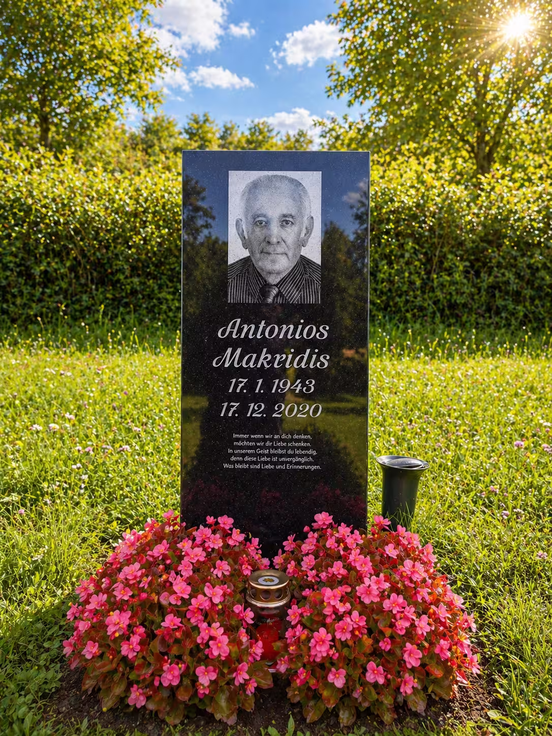 Grabstein auf Hartgestein mit einem Foto auf dem Grabstein. Hergstellt von Hermann Naturstein