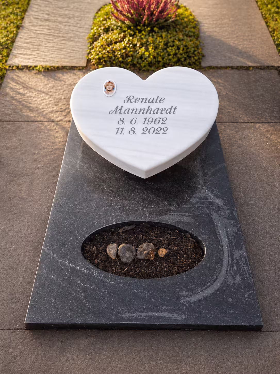 Urnengrabplatte, auf einem Friedhof von Hermann Naturstein