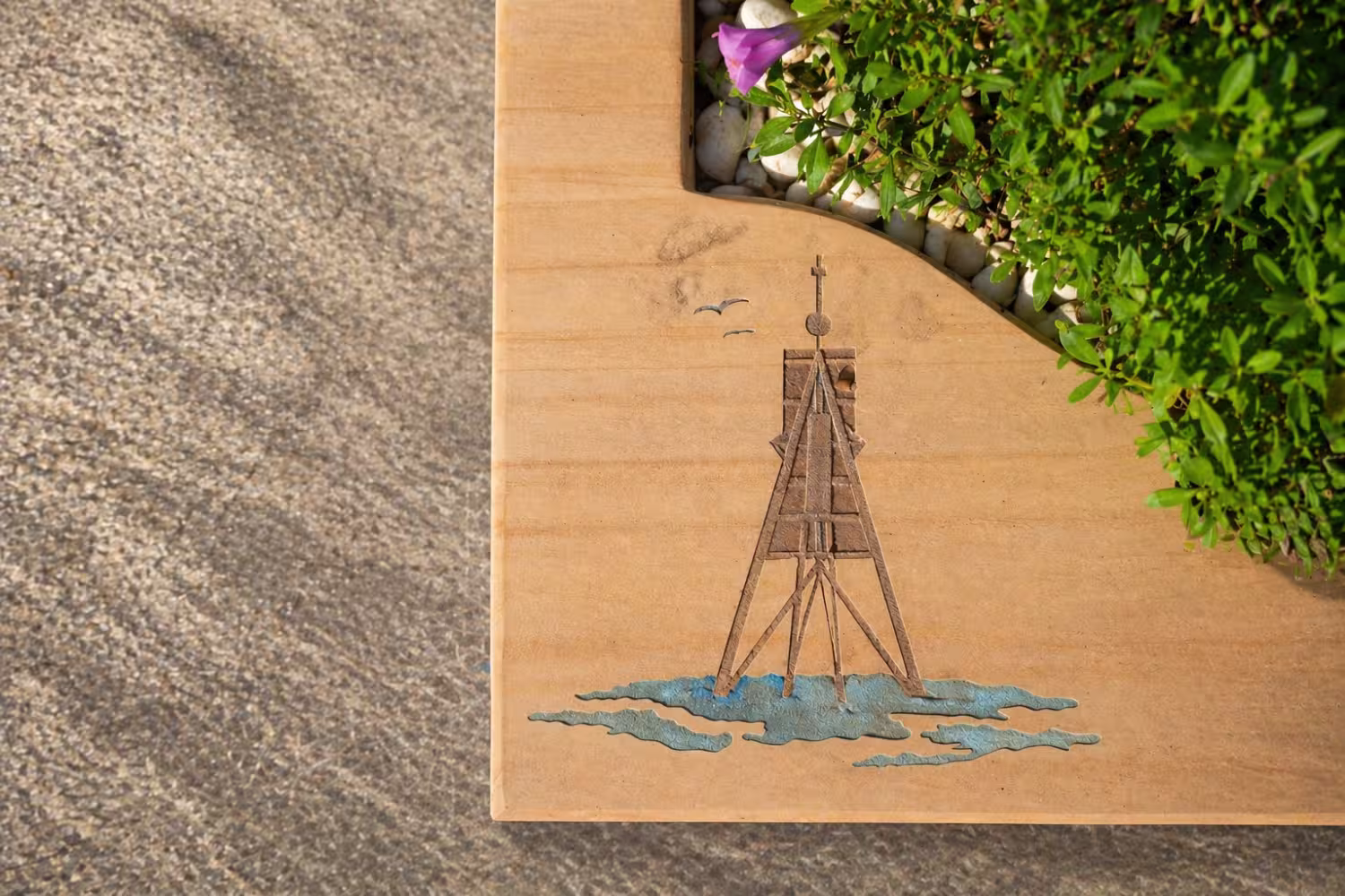 Persönliches Ornament, mit dem Thema Meer in einer Abdeckplatte von Hermann Naturstein