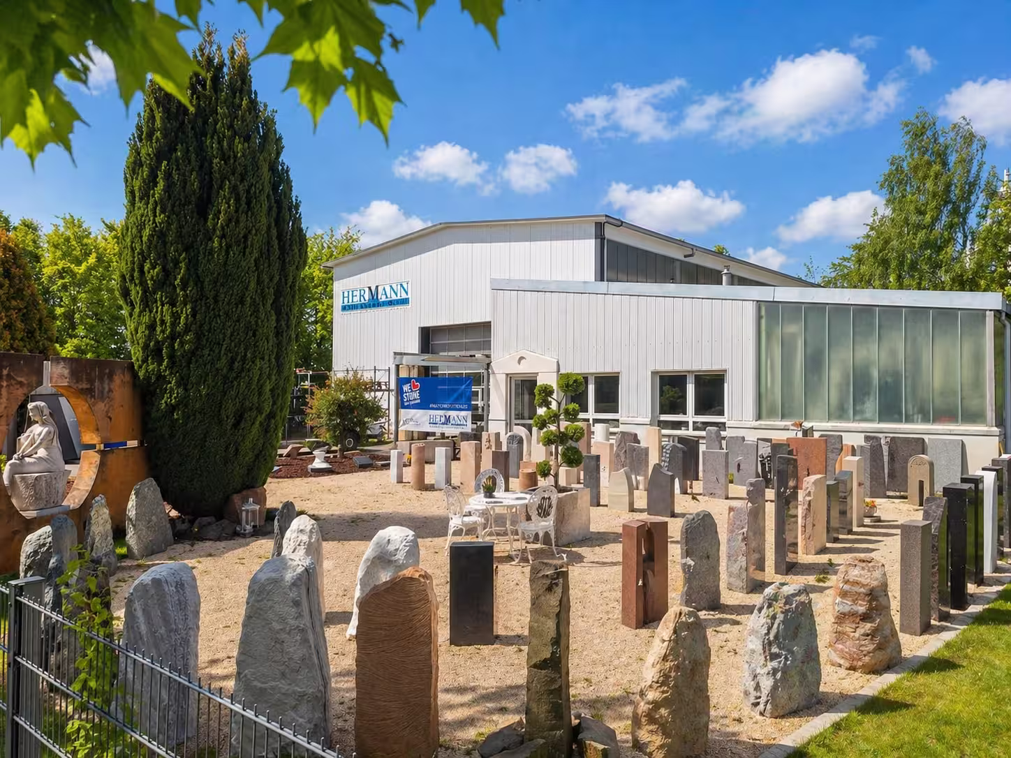 Ausstellung von Hermann Natustein, mit vielen Grabsteinen, Grabanlagen und Grabmalen in Pliezhausen.