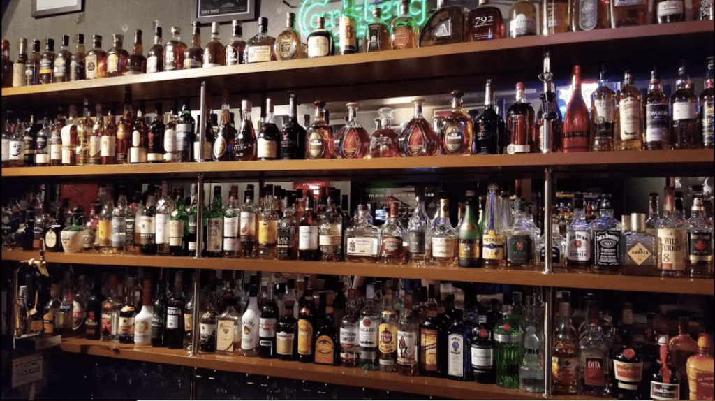 Good Times Reggae Bar, the best reggae bar for English speakers and for rum lovers: the shelves are stocked.