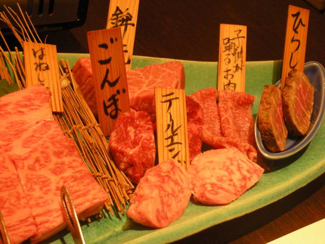 Photograph of different yakiniku options available at Karara Uehonmachi in Tsuruhashi