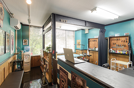 Photograph of the studio waiting room at Hyper Space Tattoo.