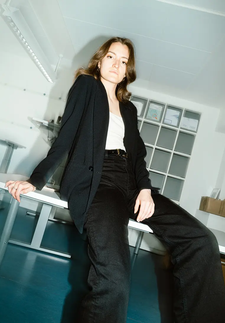 Junge Frau schaut in die Kamera