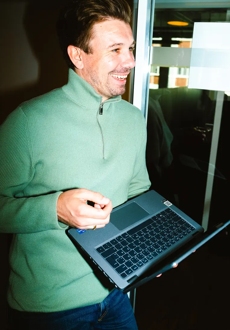 Person mit Laptop unterwegs im Studio