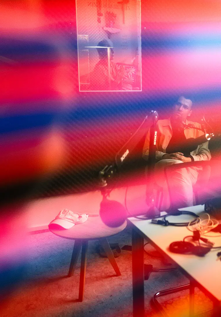 Person bei der Podcast Aufnahme