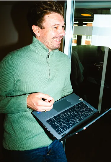 Eine Person mit Laptop