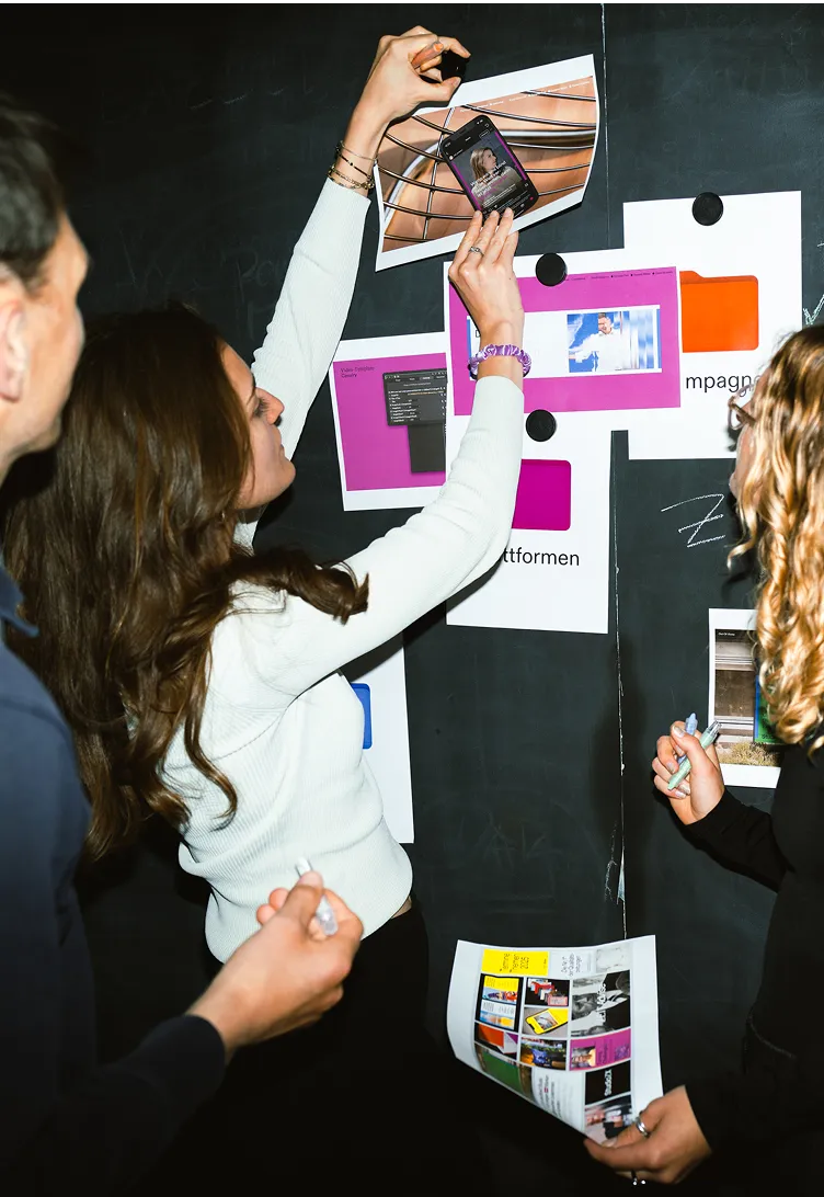 Personen disktuieren verschiedene Ideen