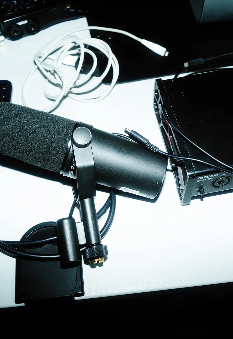 Mikron liegend neben einem Recorder