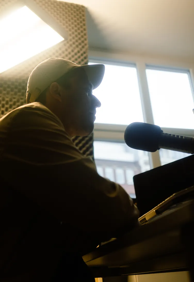 Person nimmt einen Podcast auf