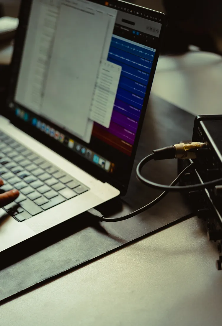 Blick auf den Laptop, auf dem ein Skript für Podcasts erstellt wird