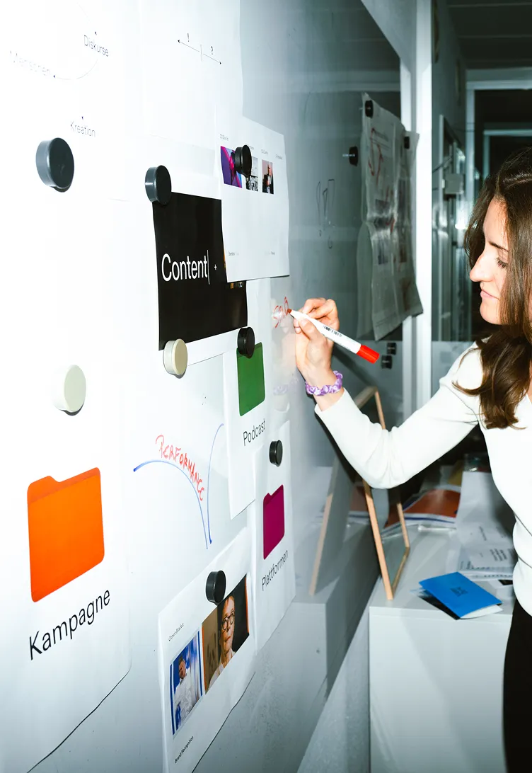 eine Person an einem Whiteboard