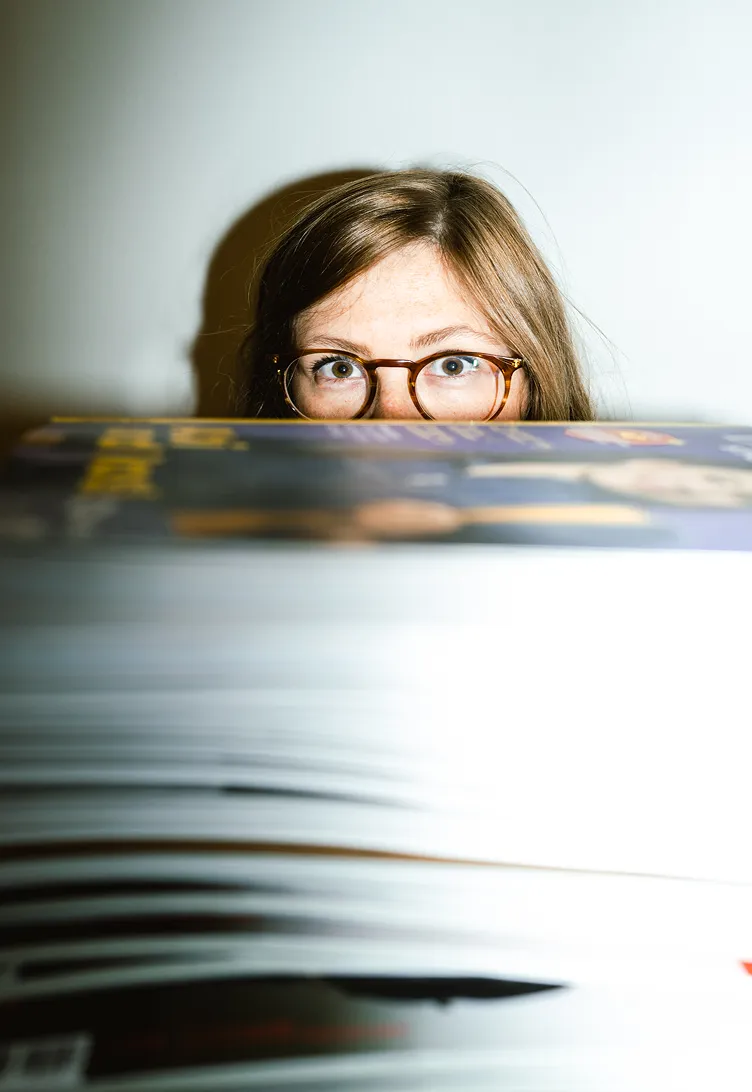 eine junge Frau schaut in ide Kamera