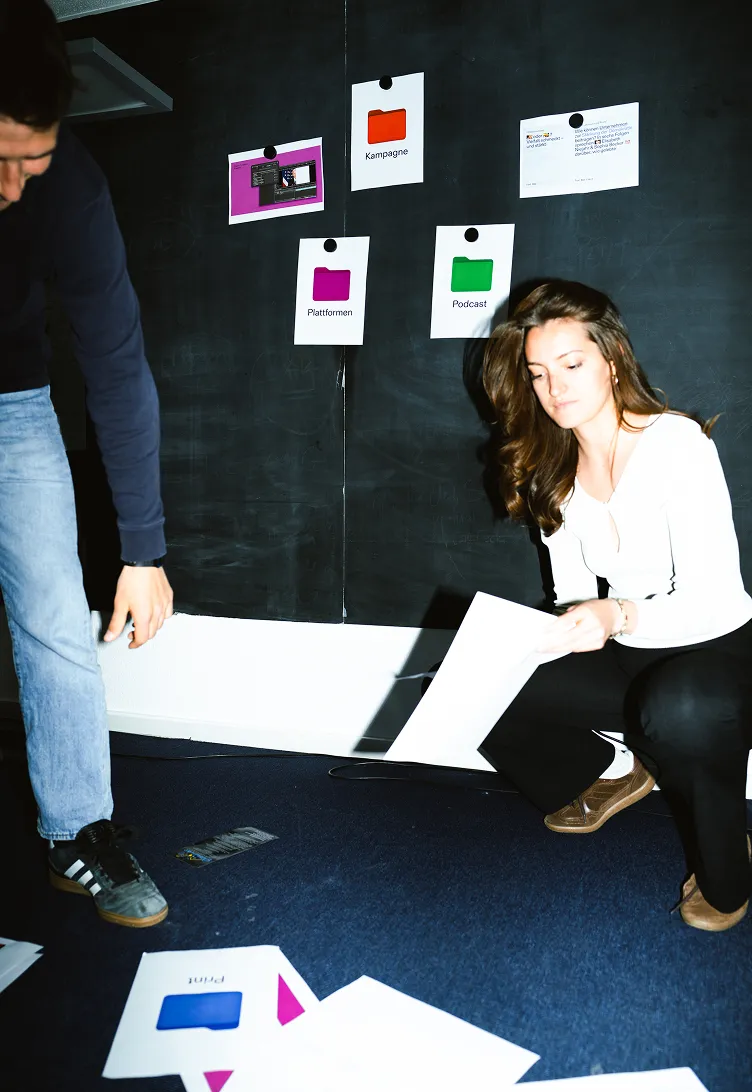 Zwei Personen beim Kickoff für eine Print Kampagne