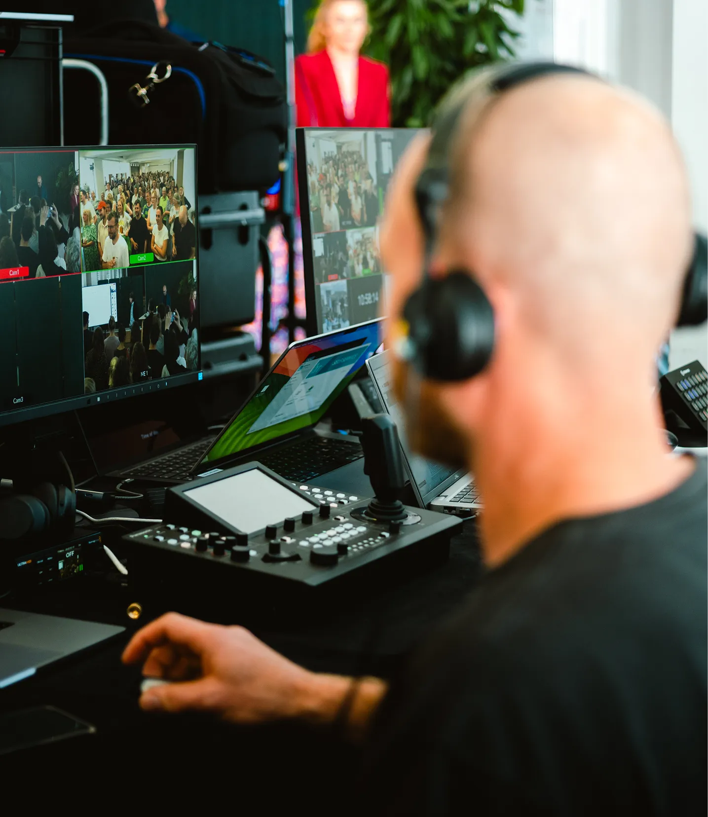 Eine Person sitzt im Studio mit Kopfhörern tragend