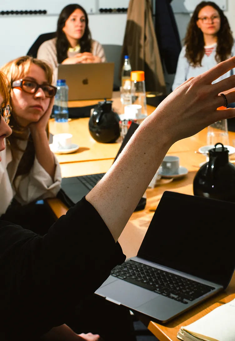 Gruppe von Personen in der Diskussion